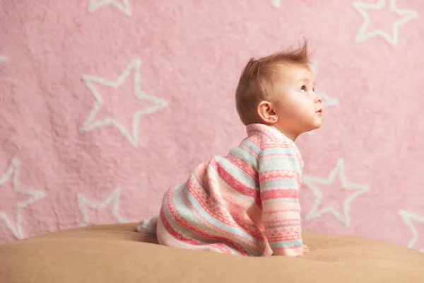 Vue latérale d'une petite fille rampante levant les yeux — Photo