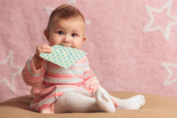 Söt liten baby flicka äter på ett kort — Stockfoto