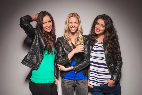 Tre unga casual kvinnor att ha roligt tillsammans — Stockfoto