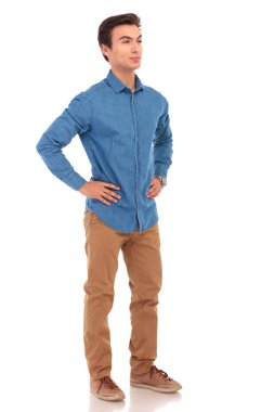 bir adam bel ellerde ile ayakta yan görünüm