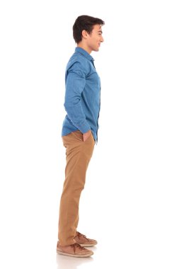 sırada bekleyen bir gülümseyen genç casual adam tarafı 