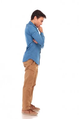 düşünceli genç casual adam aşağı bakıyor 