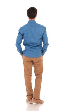 sıradan bir adamın elleri ceplerinde arka görünüm