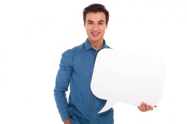 genç adam bir konuşma balonu tutan gülümseyerek