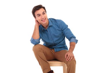 elle başının arkasında oturan gülümseyen adam uzakta arıyor