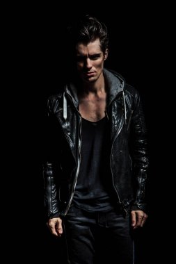 dramatik deri ceketli genç bir adam portresi