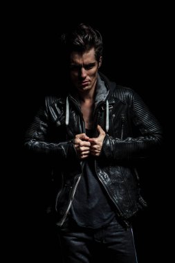 kızgın adam onun deri ceket yaka çekerek