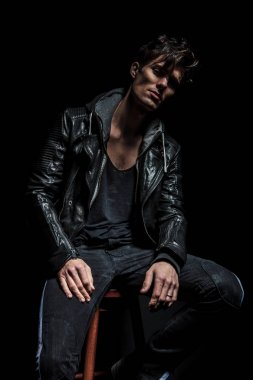 sen seyir deri ceketli kibirli adamı