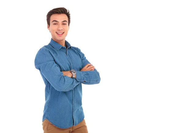 Jovem homem casual com as mãos dobradas posando — Fotografia de Stock