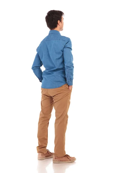 Vista posteriore di un uomo casual con le mani in tasca — Foto Stock