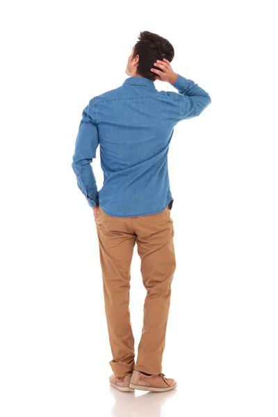 Rear view of   man looking to side while scratching  head — Stock Photo, Image