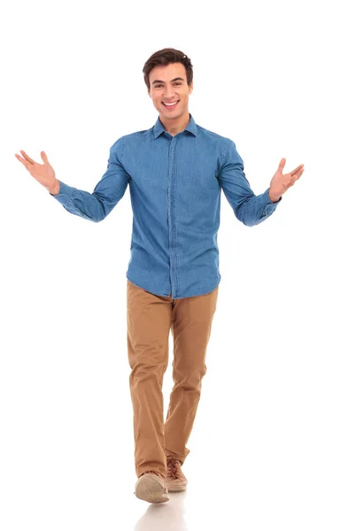 Sonriente hombre casual que le da la bienvenida y caminar hacia adelante —  Fotos de Stock