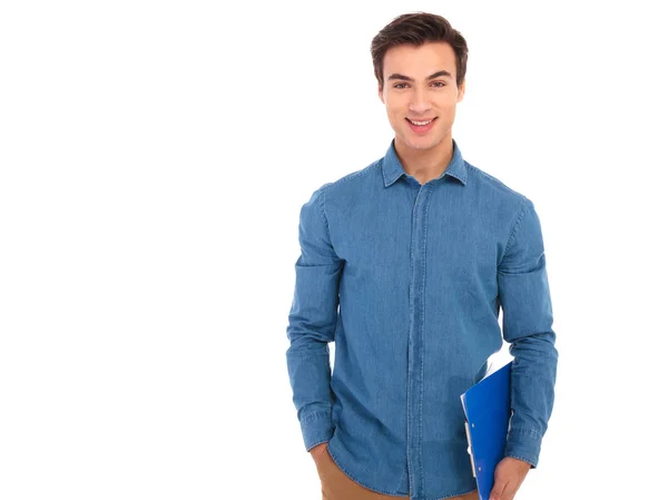 Casual joven estudiante sosteniendo portapapeles y sonrisas — Foto de Stock