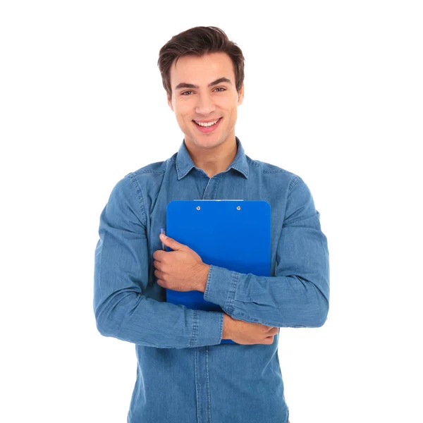 Gelukkig student houden van Kladblok op zijn borst — Stockfoto