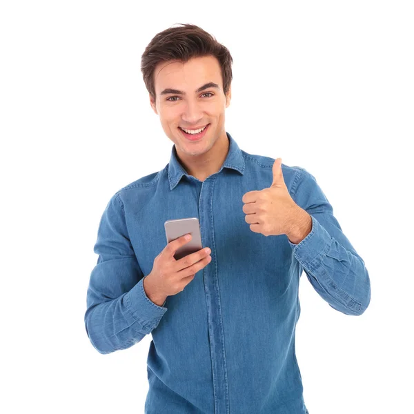 Hombre leyendo mensajes en el teléfono y hace señal ok — Foto de Stock