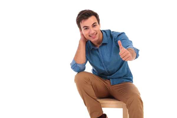 Locker sitzender, lässiger Mann macht das Okay-Zeichen — Stockfoto