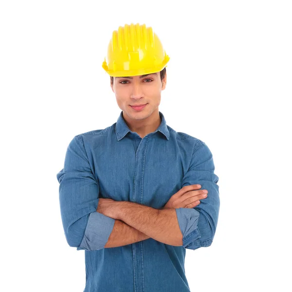 Серьезный молодой строитель со скрещенными руками — стоковое фото