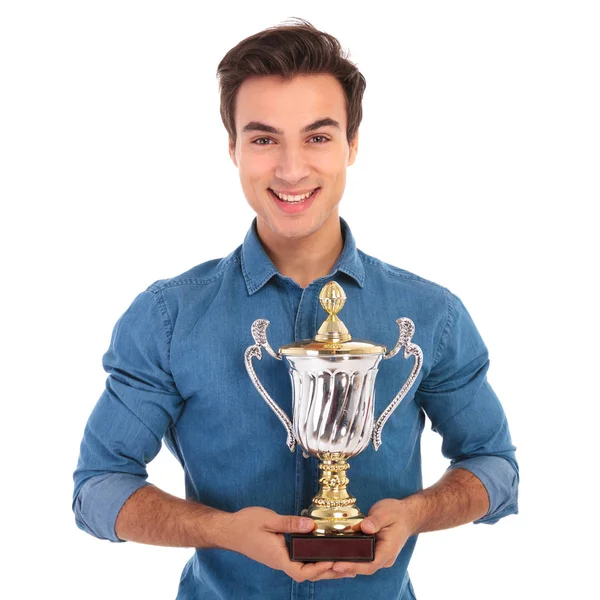 Homem casual feliz segurando grande copo de troféu — Fotografia de Stock