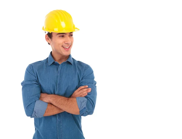 Emin inşaat mühendisi gülümsüyor ve yan uzakta görünüyor — Stok fotoğraf