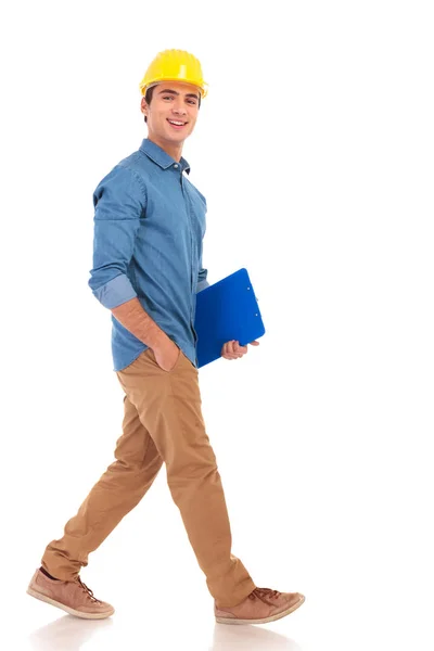 Vista lateral de un ingeniero de construcción sonriente sonriendo — Foto de Stock