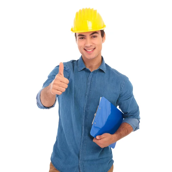 Усміхнений молодий інженер-будівельник робить знак ОК — стокове фото
