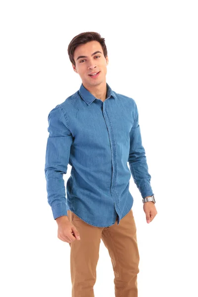 Joven casual hombre en azul camisa está de pie — Foto de Stock