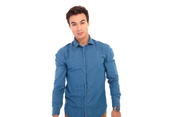 Joven hombre en azul jeans camisa mira a la cámara — Foto de Stock