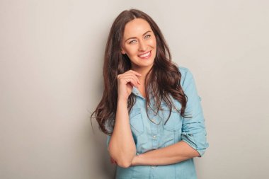 mavi gözlü güzel kadın eğleniyor