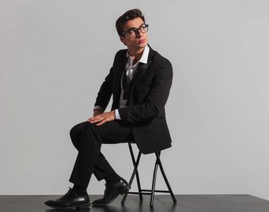 oturma ve ararken gözlüklü zarif adam