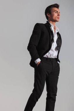 Smokin ve geri alınan papyon uzak rüya genç adam yürüme