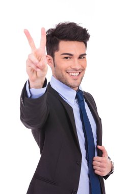 gülümseyen adam zafer işareti yaparak
