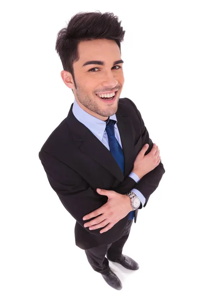 Imagen de gran angular de un hombre de negocios sonriente con las manos cruzadas — Foto de Stock