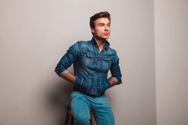 Kot ceket uzakta hayal adam oturmuş