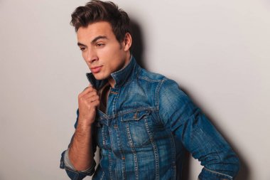 duvar ve Beklemeler yaka eğilerek dalgın genç adam