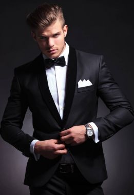 Ceketini unbuttoning iş adamı