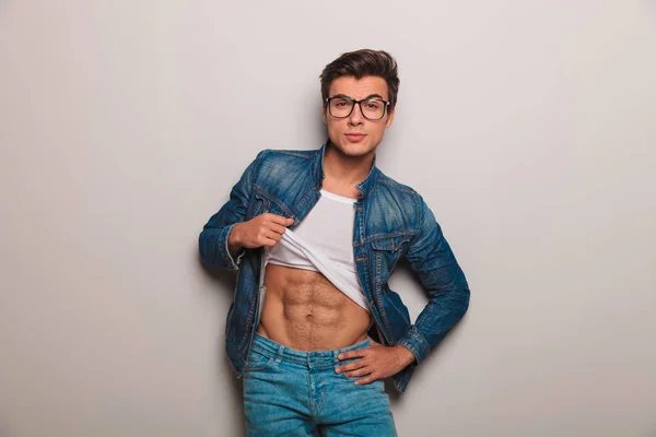 Cool young man showing his abs — Stock Photo, Image