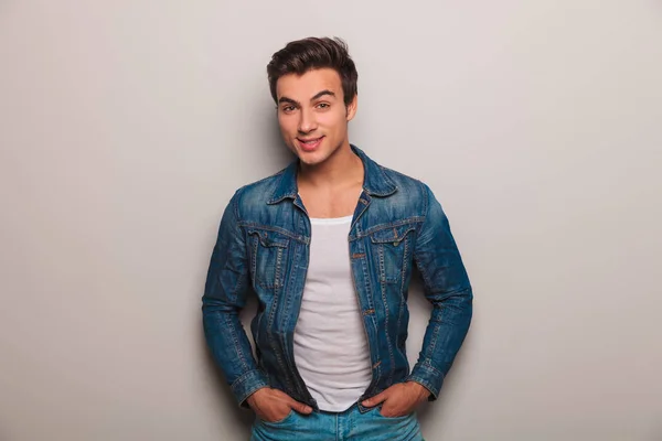 Rilassato uomo casual in giacca jeans sorridente — Foto Stock