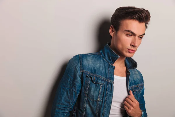 Uomo triste in giacca jeans guarda giù — Foto Stock