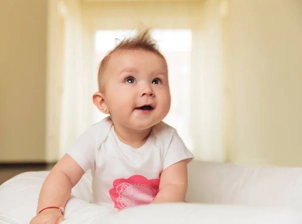 Curioso pequena menina está olhando para cima — Fotografia de Stock