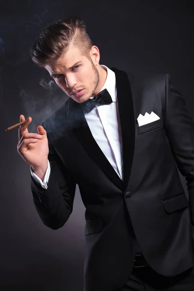 Business man smoking — Stock Photo, Image