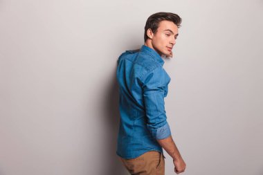 casual adam aşağı eğilerek duvar ve görünüyor üzerinde 