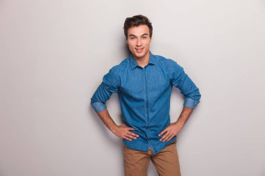 kalça elleri ile mutlu casual adam