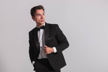 Smokin serin şık erkek tarafına görünüyor 