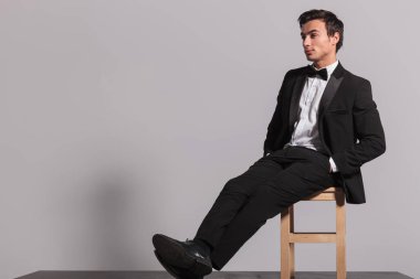 oturma iken bacaklarını esnetiyor zarif bir adam tarafı