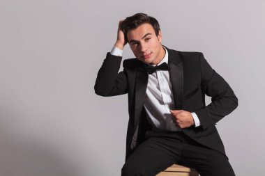 onun saç modeli sabitleme smokin zarif adam oturmuş 