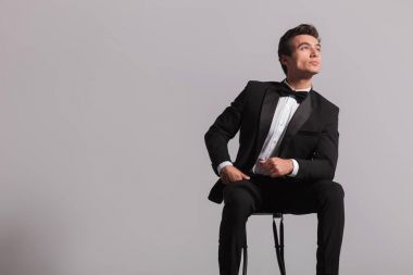 smokin içinde oturan zarif adam arıyor 