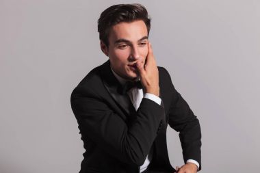 zarif adam yüzünü palm ile kapsayan gülümseyen