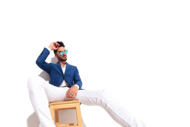 seksi adam alin uzakta hayal üzerinde el ile oturmuş