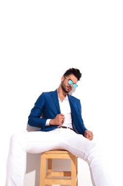 moda iş adamı oturan ve takım'ın co tutan güneş gözlüğü