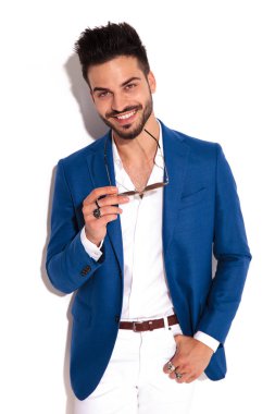 mutlu genç elegnat erkek güneş gözlüğü ve gülüyor